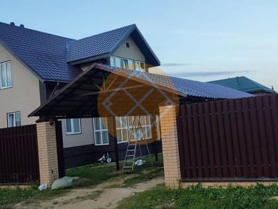 Стальной навес для автомобилей с двускатной крышей из металлочерепицы
