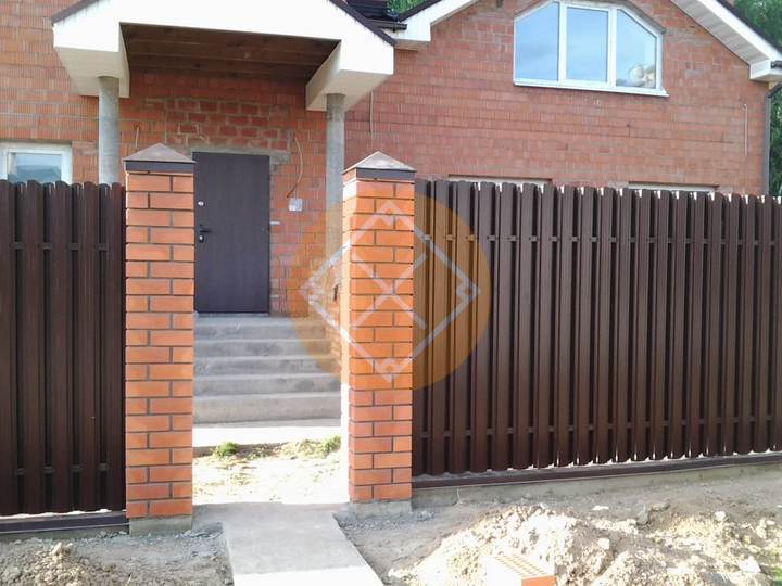 забор из евроштакетника с кирпичными столбами
