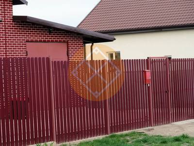 Забор под уклоном из евроштакетника с металлическими столбами