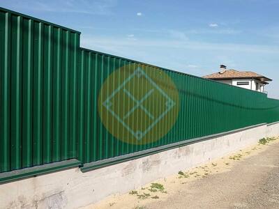 Забор из профнастила на фундаменте, конструкция лесенкой