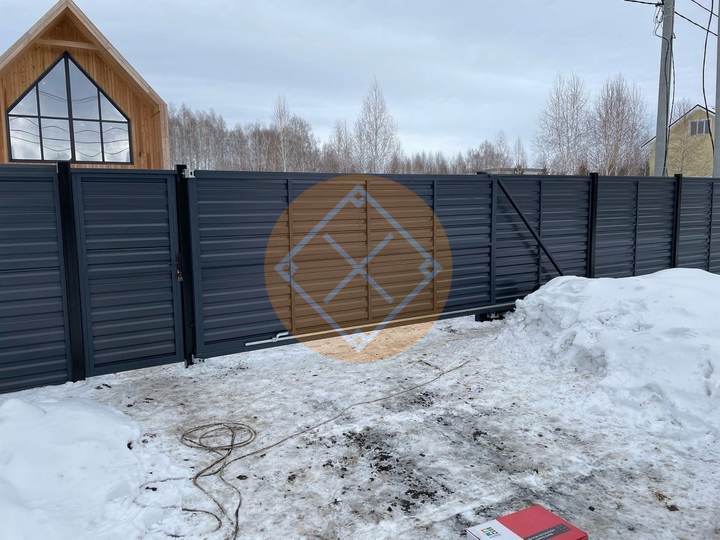 забор с автоматическими воротами из горизонтального профнастила