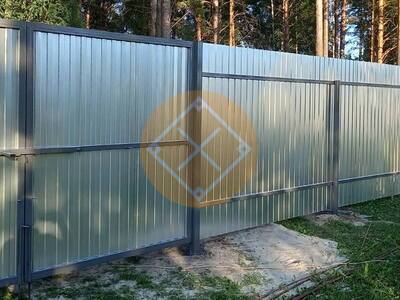 Оцинкованный забор из профнастила с воротами