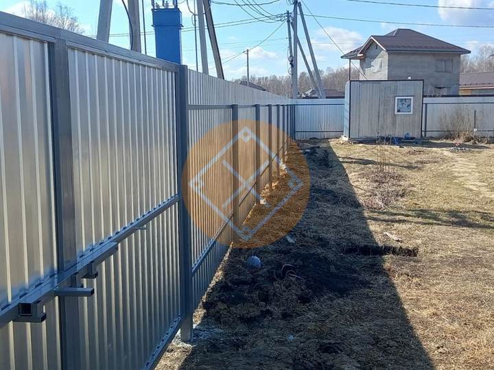 забор с распашными воротами, вид внутри