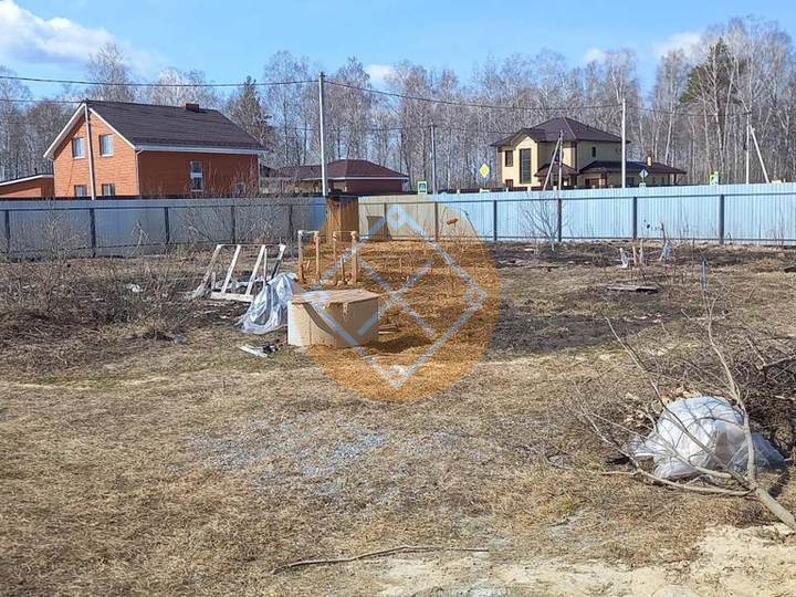 участок с забором из профлиста