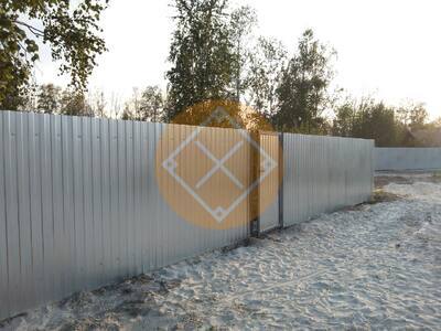 Забор из оцинкованного профнастила с калиткой