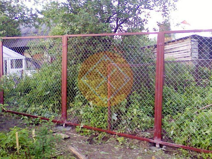 забор из сетки рабицы на фундаменте, цвет красный