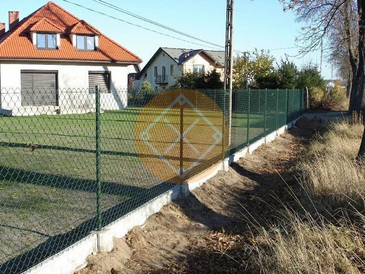 забор из сетки рабицы на фундаменте монолитном