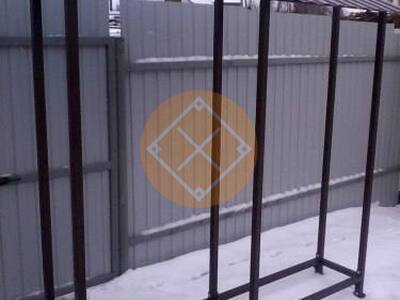 Дровница с кровлей из профлиста