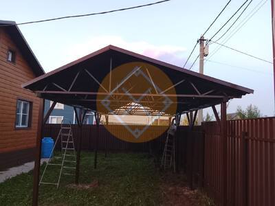 Навес с двускатной кровлей из металлочерепицы