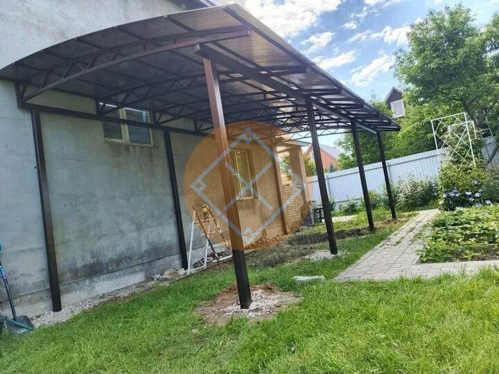 полуарочный примыкающий навес с крышей из сотового поликарбоната