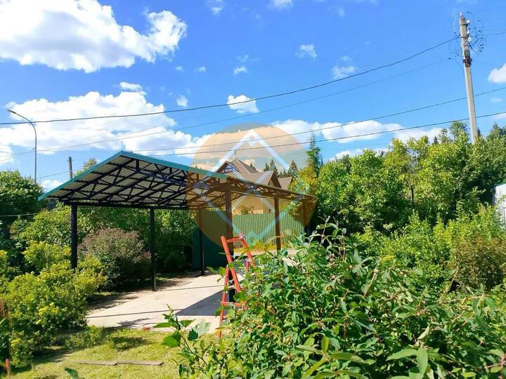 стальной двускатный навес с зеленой крышей