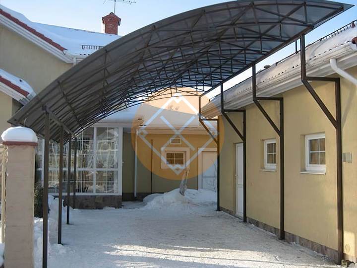 полуарочный навес с монолитным поликарбонатом
