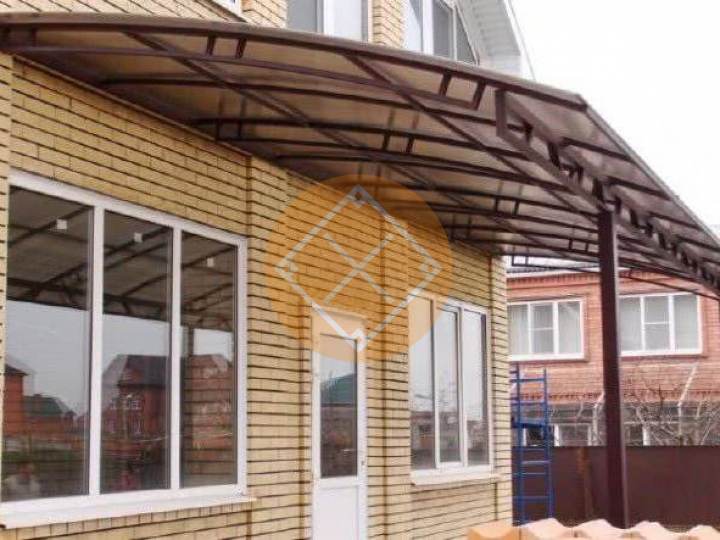 навес к дому с полуарочной крышей