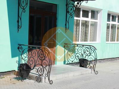 Козырек с элементами ковки и арочной крышей