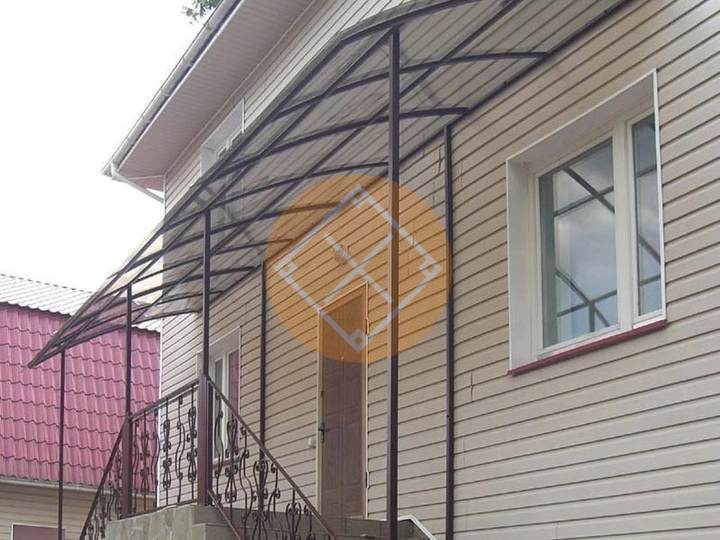 козырек из монолитного поликарбоната с полуарочной крышей
