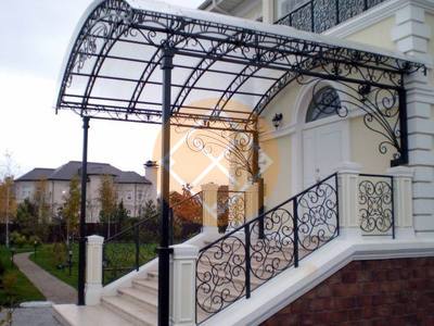 Козырек к дому с сотовым поликарбонатом