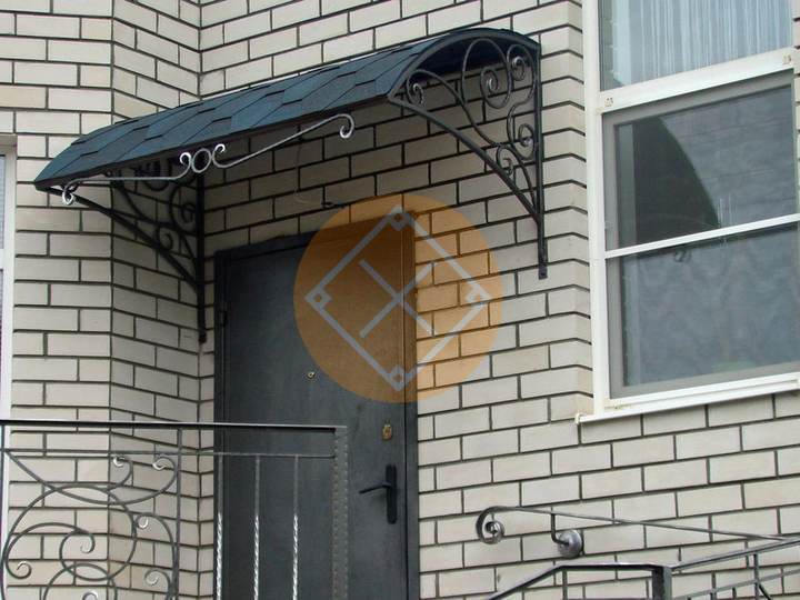 полуарочный козырек к дому