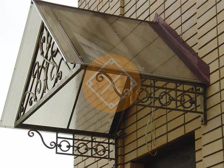 двускатный козырек с поликарбонатом