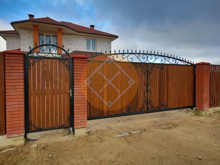 откатные ворота из штакетника с калиткой