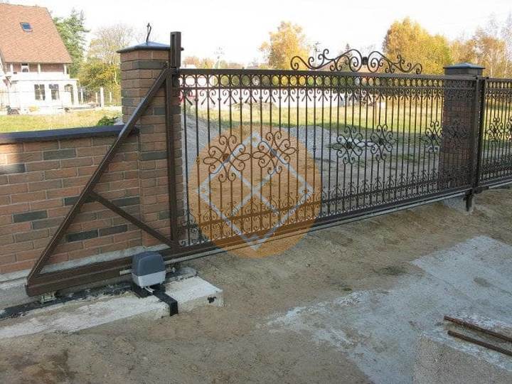откатные ворота с элементами ковки